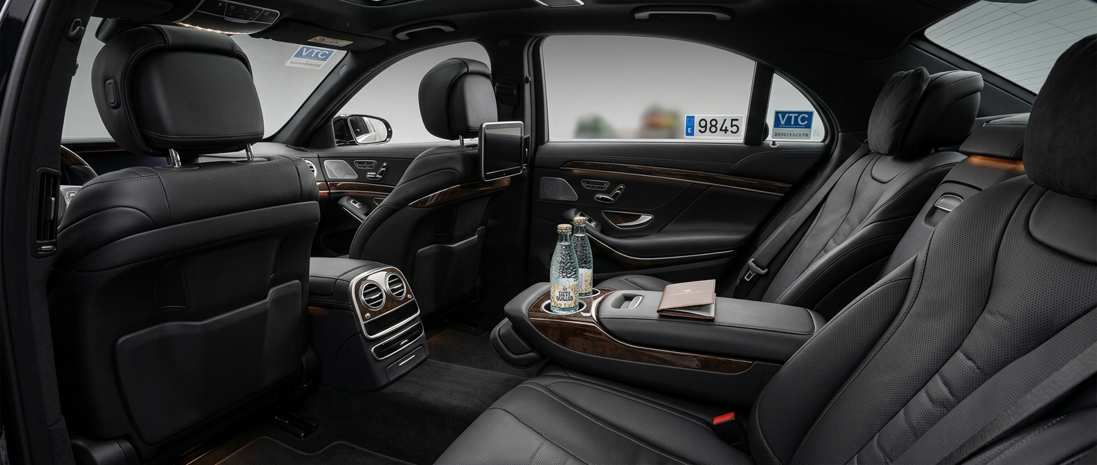 Interior del vehículo de Go On Deluxe Transport, con acabados en piel y detalles de cortesía